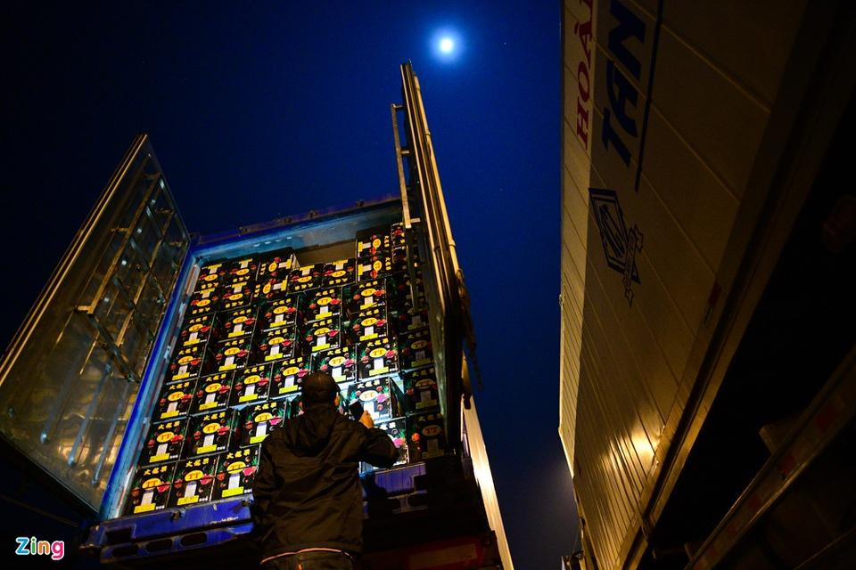 Một tài xế mở thùng hàng để kiểm tra thanh long và cho khí lạnh lưu thông. Các mặt hàng xuất khẩu ở khu vực cửa khẩu thuộc Lạng Sơn chủ yếu là hàng nông sản như thanh long, mít, xoài...