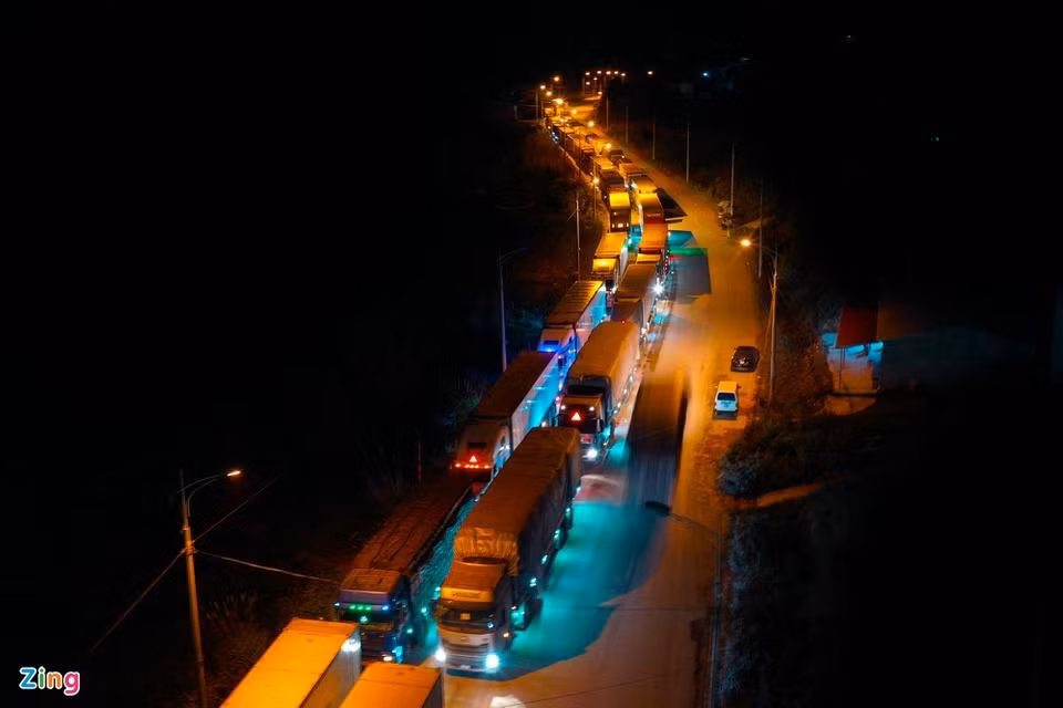 Tính đến nay, lượng xe đang dồn tại 3 cửa khẩu của Lạng Sơn là Tân Thanh, Hữu Nghị, Chi Ma lên tới hơn 4.500 xe. Phó chủ tịch UBND tỉnh Lạng Sơn Đoàn Thu Hà cho biết với số lượng hàng hóa tắc nghẽn các cửa khẩu trên địa bàn tỉnh, dự kiến 10-15 ngày nữa mới xuất hết. Tính đến nay, lượng xe đang dồn tại 3 cửa khẩu của Lạng Sơn là Tân Thanh, Hữu Nghị, Chi Ma lên tới hơn 4.500 xe. Phó chủ tịch UBND tỉnh Lạng Sơn Đoàn Thu Hà cho biết với số lượng hàng hóa tắc nghẽn các cửa khẩu trên địa bàn tỉnh, dự kiến 10-15 ngày nữa mới xuất hết.