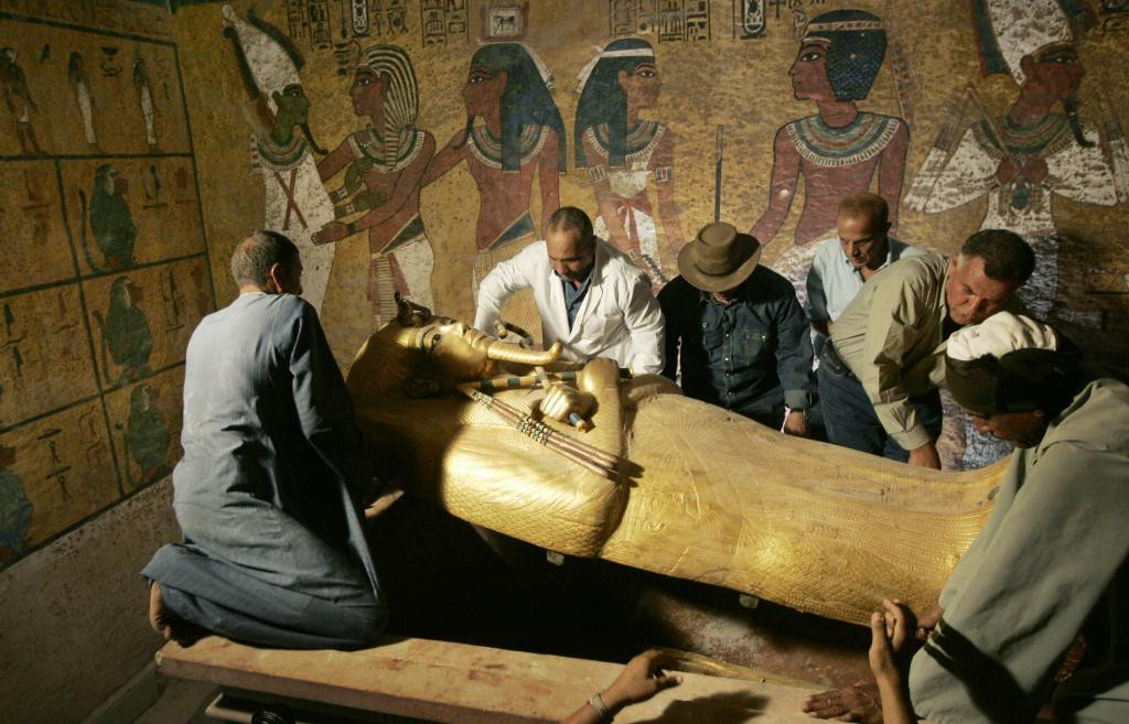 Hình ảnh tháo nắp quan tài Vua Tutankhamun trong lăng mộ ở Thung lũng Các vị vua ngày 4/11/2007. Ảnh: AFP/GETTY IMAGES
