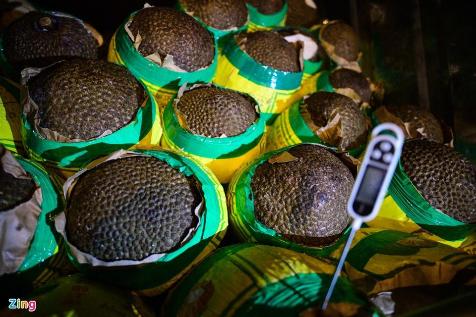 Các container phải chạy máy lạnh liên tục để bảo quản hàng hóa ở mức 6-10 độ C. Tuy nhiên nếu quá 10 ngày, chất lượng hàng sẽ giảm, thanh long bắt đầu héo, mít đen vỏ ngoài, xoài bị chín... thậm chí là hỏng, phải vứt bỏ.