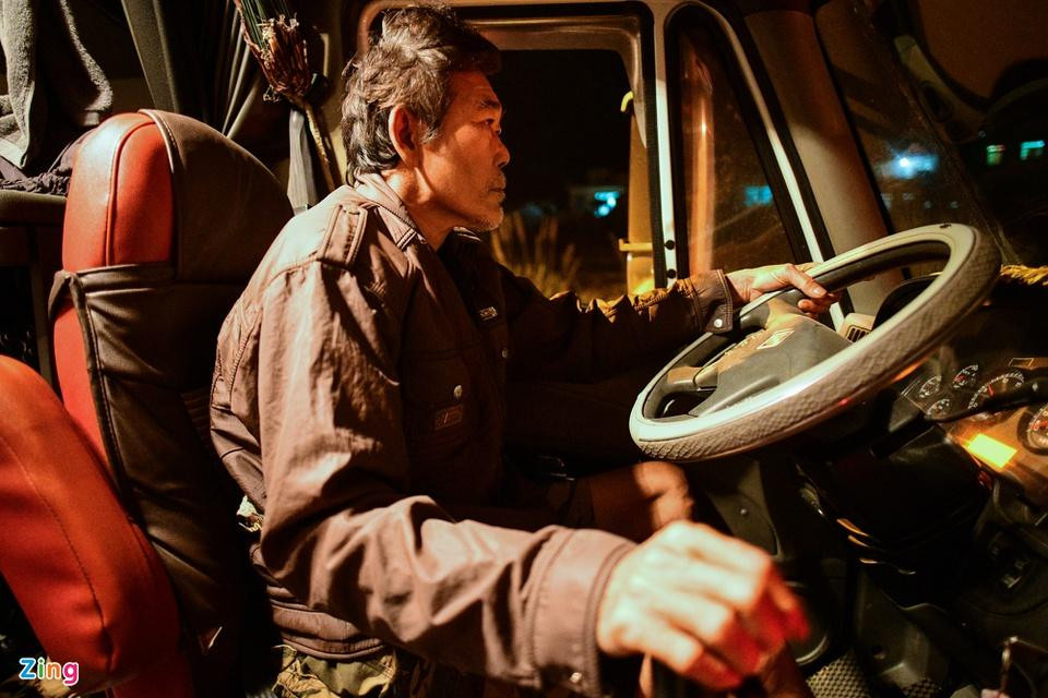 Ông Nguyễn Hoàng Tiếp chở xoài từ Đồng Tháp lên Lạng Sơn để xuất khẩu. Ông có mặt tại cửa khẩu Tân Thanh từ ngày 4/12. Phải đến đêm 17/12, xe của ông mới tới khu vực bãi xe Tân Thanh (sát cửa khẩu) để trả hàng cho thương lái. "Trả chuyến này xong tôi về Hà Nội bốc hàng, xuôi về Tiền Giang rồi nghỉ chứ tình hình này ai mà dám đánh xe lên nữa", ông Tiếp nói.