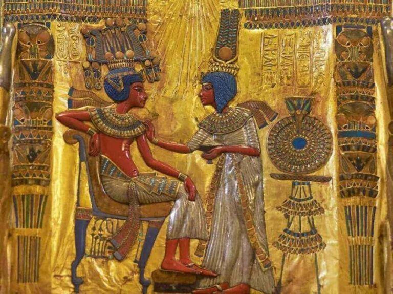 Phù điêu Vua Tutankhamun và hoàng hậu Ankhesenamun. Ảnh: Wikimedia Commons