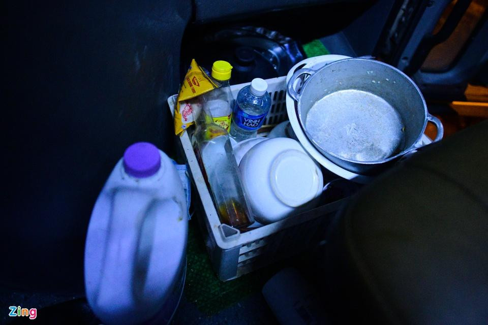 Mang theo bát đĩa, xoong nồi để nấu nướng, cũng là cách để anh Hải hạn chế tiếp xúc với người khác trong mùa dịch. Cứ cách 3 ngày, anh Hải cũng như tài xế khác sẽ được làm xét nghiệm Covid-19 để đảm bảo an toàn. Anh Hải cũng dự định sau chuyến hàng này sẽ về nghỉ Tết, không chạy nữa.