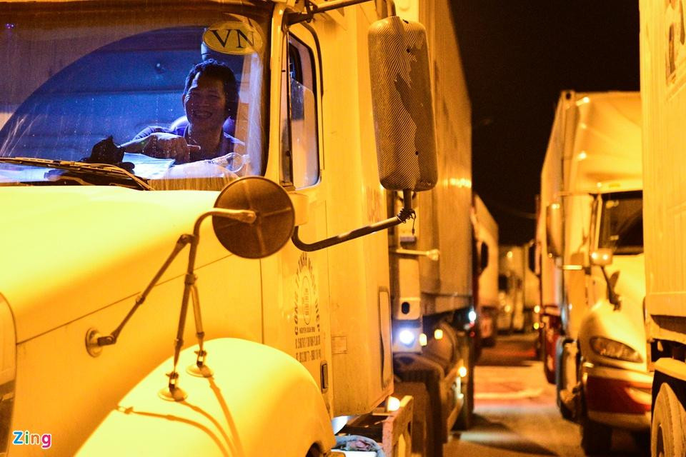 Trước đó, ngày 15/12, phía Trung Quốc tạm dừng cho phương tiện Việt Nam chở hàng sang Trung Quốc để xuất khẩu từ cửa khẩu Tân Thanh và Hữu Nghị. Hiện chưa có thông báo về kế hoạch mở lại.