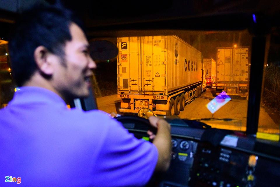 "Bình thường mỗi chuyến từ Tiền Giang lên cửa khẩu để xuất hàng, tôi được trả 7 triệu tiền công. Nhưng chuyến này bù tiền bến bãi, tiền dầu chạy máy để giữ lạnh cho nông sản có lẽ tôi chỉ còn thu về được 2 triệu đồng hoặc không đến", anh Hoàng Hải (tài xế) chia sẻ.