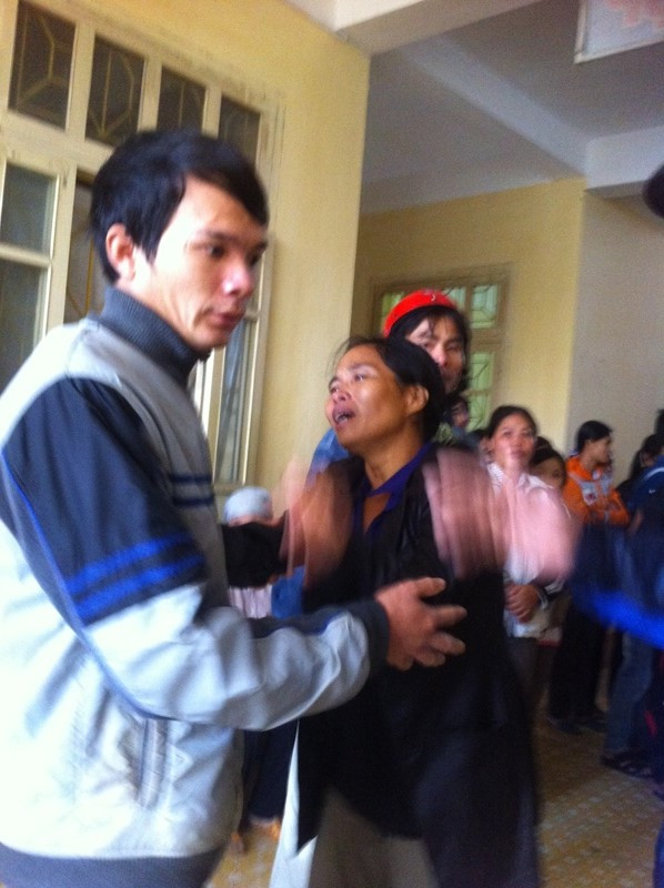 Người thân xót thương hai mẹ con