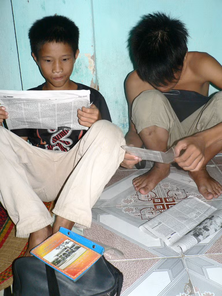 Em Sinh tranh thủ ôn bài khi đã rã rời, mệt mỏi . Ảnh: Nguyễn Huy Em Sinh tranh thủ ôn bài khi đã rã rời, mệt mỏi
