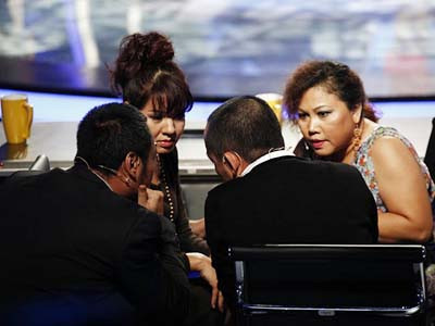 Các giám khảo hội ý khi Đăng Khoa xin rút khỏi cuộc thi. Các giám khảo hội ý khi Đăng Khoa xin rút khỏi cuộc thi