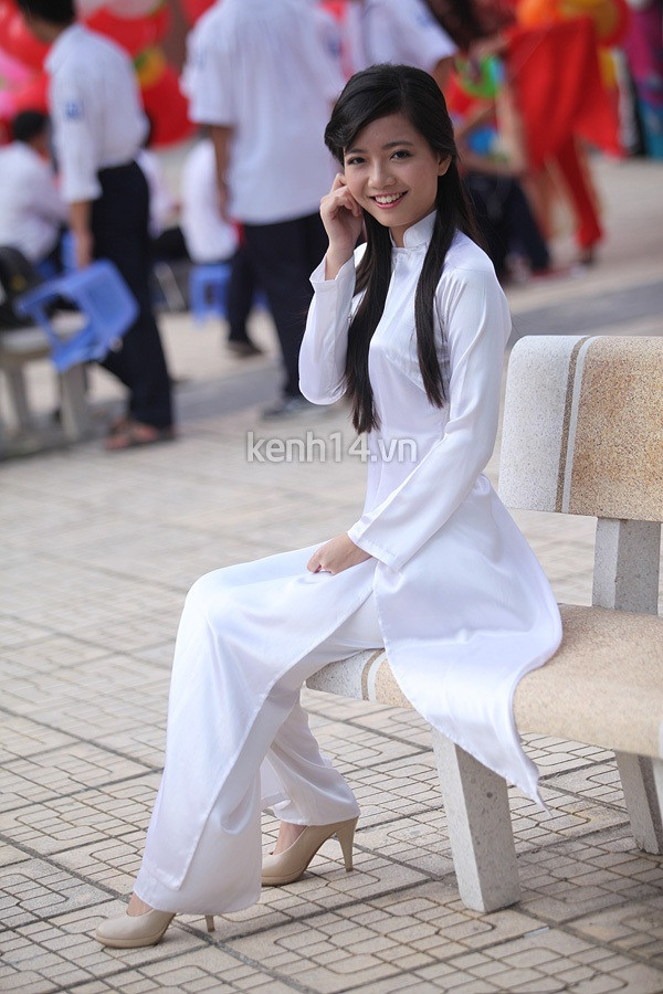 Cô giáo Hồng Anh nhìn chẳng khác gì một nữ sinh trường Ams