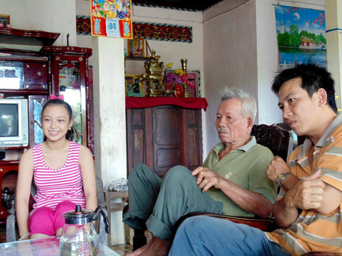 Thúy Vy ngồi cùng ông nội và cha, cho chúng tôi biết mọi sinh hoạt của em hằng ngày đều diễn ra bình thường