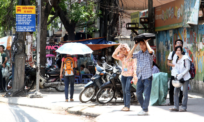 Nhiều điểm chờ xe buýt không có mái che như trên đường Chùa Bộc, Nguyễn Trãi, hành khách phải đứng sát nhà dân, hoặc phải dùng mọi thứ vật dụng như ô, cặp sách che đầu