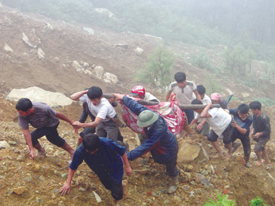 Đưa nạn nhân về nơi tập kết. Ảnh: Tuấn Nguyễn Đưa nạn nhân về nơi tập kết