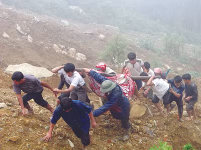 Đưa nạn nhân về nơi tập kết