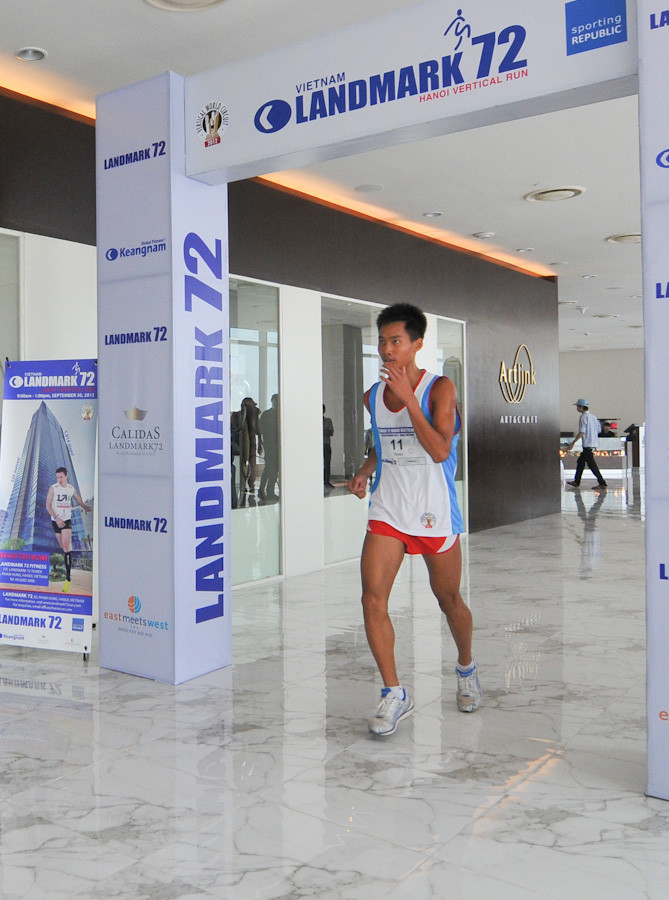 Vận động viên Trinh (số 11) đoàn Biên phòng là một trong những vận động viên người Việt đầu tiên có mặt tại tầng 72.