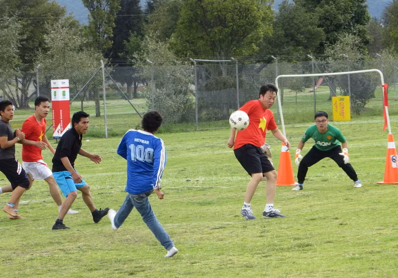 Ca sĩ Hoàng Hải là hòn đá tảng trong hệ thống phòng ngự của Tuyển Việt Nam. Hàng phòng thủ của đội Việt Nam