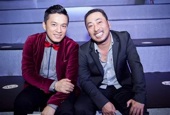 Lam Trường ngồi xem chương trình với đạo diễn Nguyễn Quang Dũng