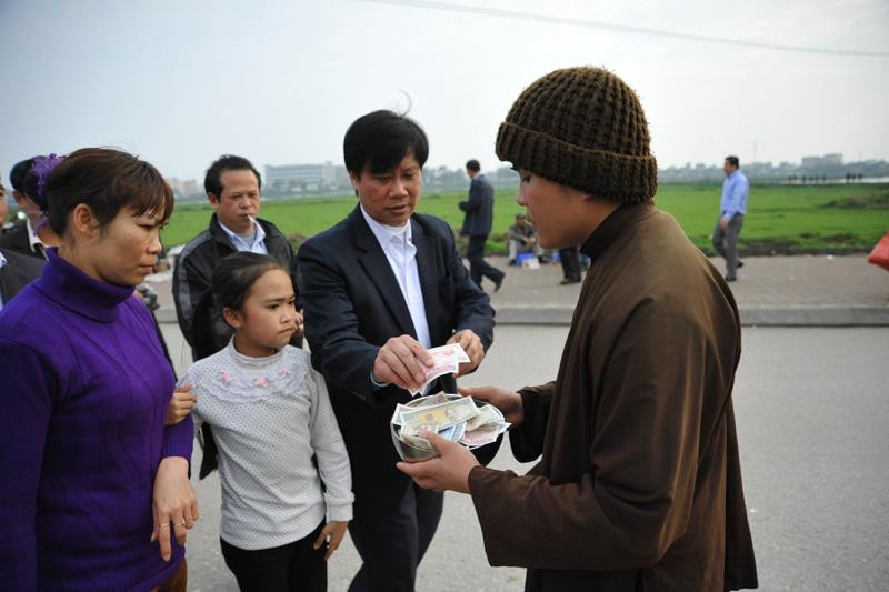 Sư giả mặc sức lộng hành? Sư giả mặc sức lộng hành