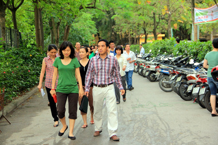 Sợ không kiểm soát được trật tự, nhà trường thông báo chưa bán hồ sơ. Các phụ huynh lộ rõ vẻ thất vọng ra về