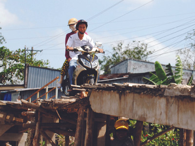 Một đoạn cầu, đường từ Trạm y tế Vĩnh Thịnh đi lên Bệnh viện Hòa Bình