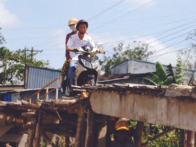 Một đoạn cầu, đường từ Trạm y tế Vĩnh Thịnh đi lên Bệnh viện Hòa Bình. Một đoạn cầu, đường từ Trạm y tế Vĩnh Thịnh đi lên Bệnh viện Hòa Bình