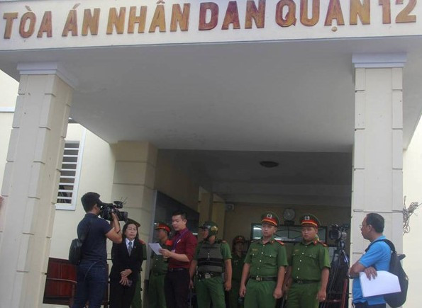 'Dạy' trẻ dã man bằng dao, 2 bảo mẫu bị đề nghị gần 5 năm tù ảnh 1