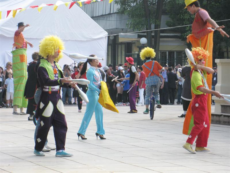 Những màn biểu diễn nghệ thuật xiếc gây chú ý cho người xem. Những màn biểu diễn nghệ thuật xiếc gây chú ý cho người xem.