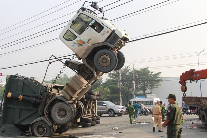 Đầu container chổng lên trời như 'tên lửa' ở Bình Dương ảnh 1