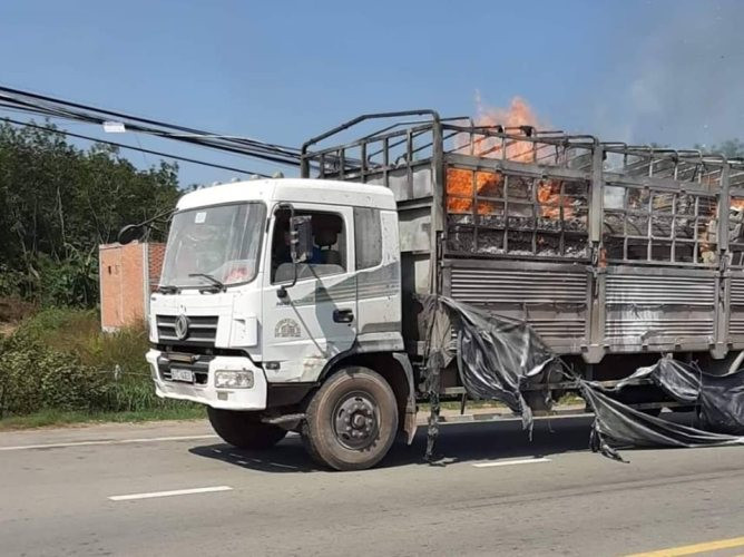 Xe tải cháy ngùn ngụt khi đang chạy, tài xế đạp cửa thoát thân ảnh 1