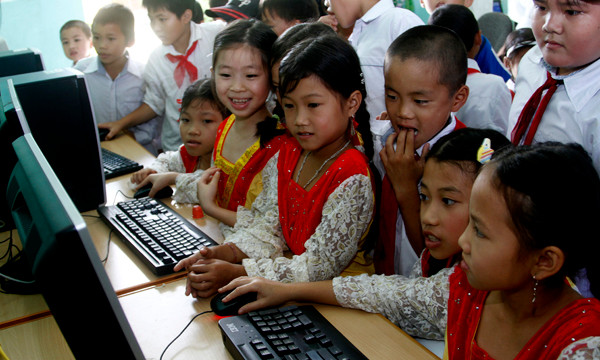 Các em học sinh thích thú với việc lần đầu được truy cập internet