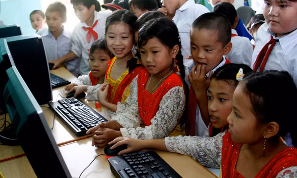 Các em học sinh thích thú với việc lần đầu được truy cập internet