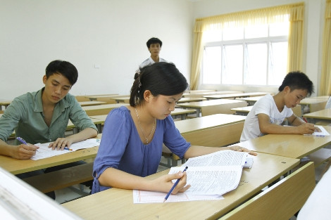 Thí sinh làm bài thi đại học chiều 9/7. Ảnh: Như Ý.. 