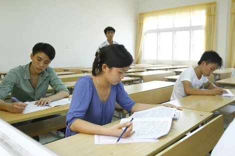 Thí sinh làm bài thi đại học chiều 9/7. Ảnh: Như Ý.. 