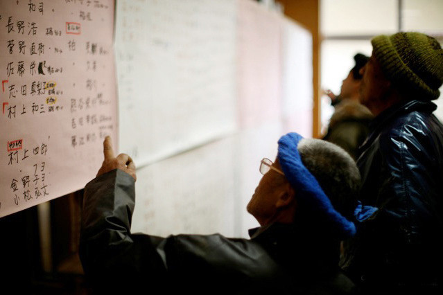 Những người sống sót tìm kiếm người thân trong danh sách mất tích