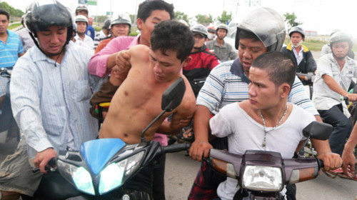 Một vụ bắt cướp của nhóm “hiệp sĩ đất gốm” Bình Dương. Ảnh: Hoàng Anh (Tuổi Trẻ)