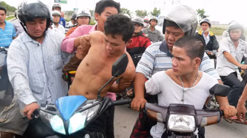 Một vụ bắt cướp của nhóm “hiệp sĩ đất gốm” Bình Dương. Ảnh: Hoàng Anh (Tuổi Trẻ)