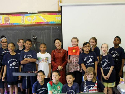 Ca nương Phạm Thị Huệ (người mặc áo dài) mang văn hóa Việt Nam và ca trù đến với các trường học ở Cleveland- Mỹ. Ảnh: Nhân vật cung cấp