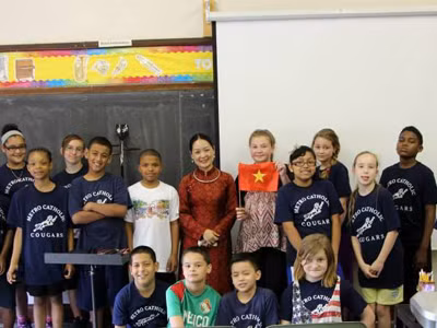 Ca nương Phạm Thị Huệ (người mặc áo dài) mang văn hóa Việt Nam và ca trù đến với các trường học ở Cleveland- Mỹ. Ảnh: Nhân vật cung cấp