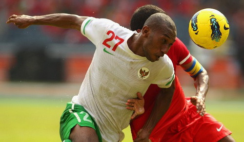 Patrich Wanggai (áo trắng) 