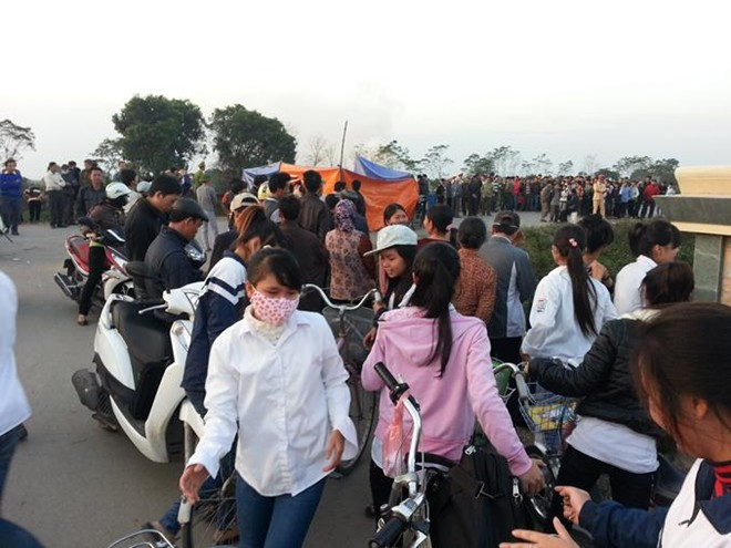 Hàng trăm người dân khu vực xung quanh kéo đến hiện trường. Ảnh: Nguyễn Hoàn