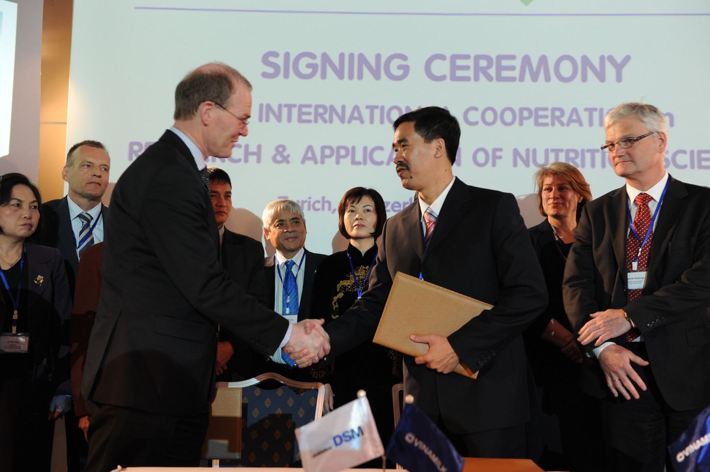 Quang cảnh lễ ký kết hợp tác về Nghiên cứu và Ứng dụng Khoa học Dinh dưỡng giữa Công ty CP Sữa Việt Nam - Vinamilk với 3 đối tác hàng đầu Châu Âu 