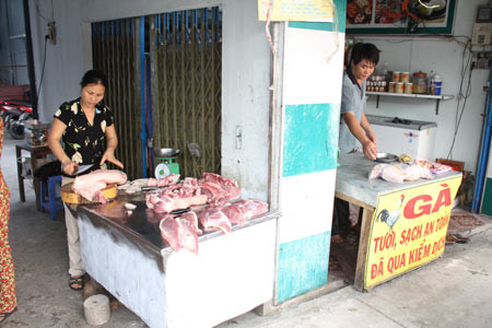 Mang tiếng doanh nghiệp, nhưng "giám đốc" chỉ kinh doanh bán lẻ thịt gà, thịt heo và ít rau quả. Ảnh: Đình Sơn.. Mang tiếng doanh nghiệp, nhưng