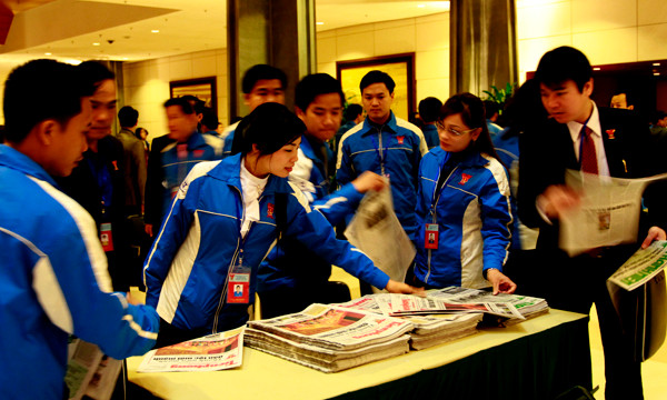 Các đại biểu bên khu vực cung cấp báo để nắm bắt thêm thông tin về Đại hội