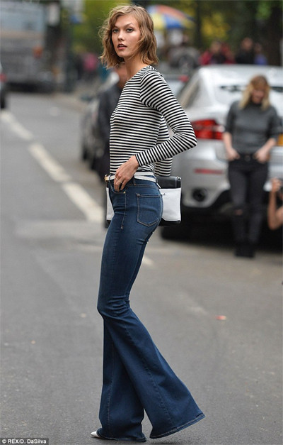 Karlie Kloss khởi nghiệp người mẫu từ năm 2006 và cô hiện là một trong những thiên thần của Victoria's Secret