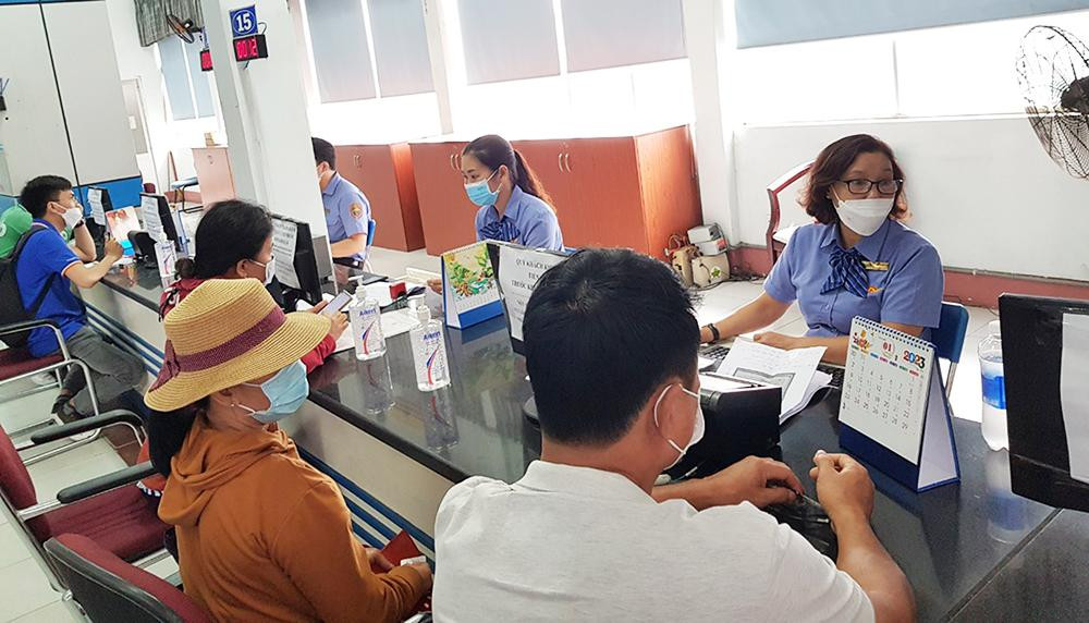 Người dân tới mua vé tàu Tết Nguyên đán Quý Mão năm 2023 theo hình thức trực tiếp tại ga Sài Gòn. Người dân tới mua vé tàu Tết Nguyên đán Quý Mão năm 2023 theo hình thức trực tiếp tại ga Sài Gòn.