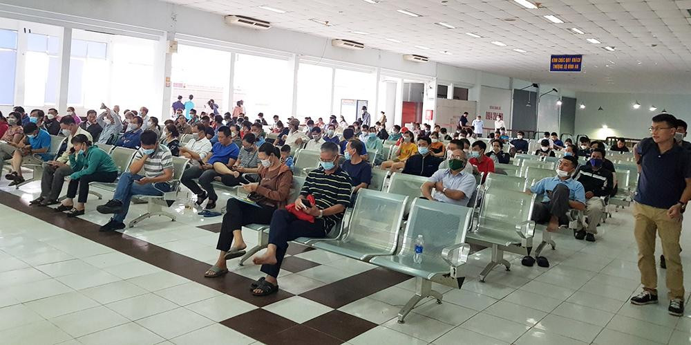 Nhiều người chờ đợi tới lượt để mua vé tàu Tết Nguyên đán. Nhiều người chờ đợi tới lượt để mua vé tàu Tết Nguyên đán.