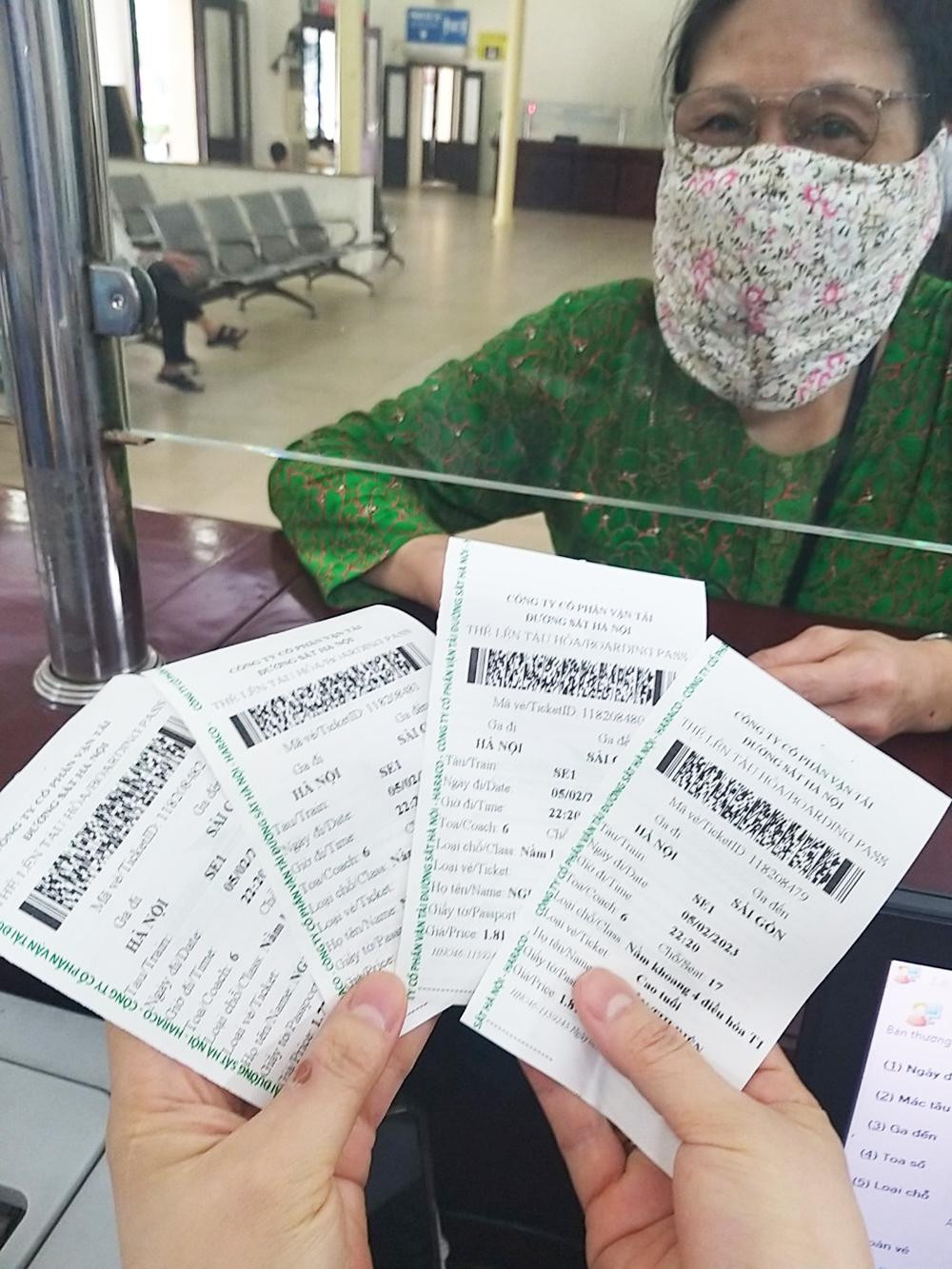 Những vé tàu Tết đầu tiên được xuất bán cho hành khách sáng 25/10. Những vé tàu Tết đầu tiên được xuất bán cho hành khách sáng 25/10.