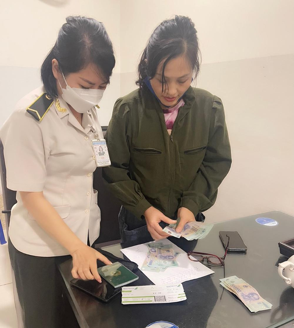 An ninh sân bay Nội Bài trả lại tài sản cho nữ khách Y. sau khi tìm được người "cầm nhầm".