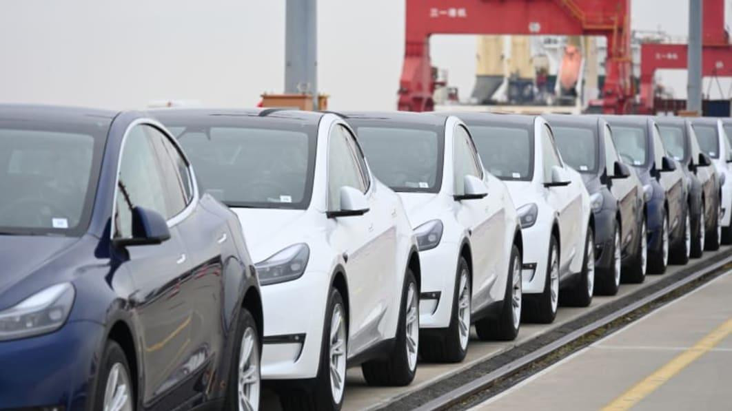 Xe Tesla sản xuất tại Trung Quốc xếp hàng chờ xuất khẩu tại Thượng Hải.