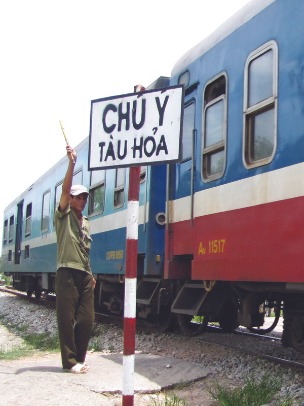 “Gác chắn sống” thầm lặng. Ảnh: Ngọc Văn. “Gác chắn sống” thầm lặng. Ảnh: Ngọc Văn