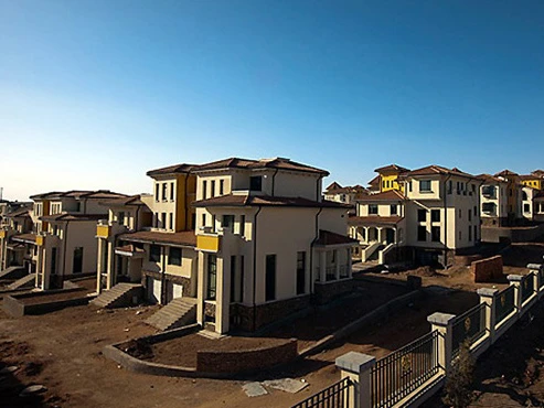 Một dự án dân cư hiện đại ở thành phố Ordos, Nội Mông xây xong không ai ở - Ảnh: Reuters